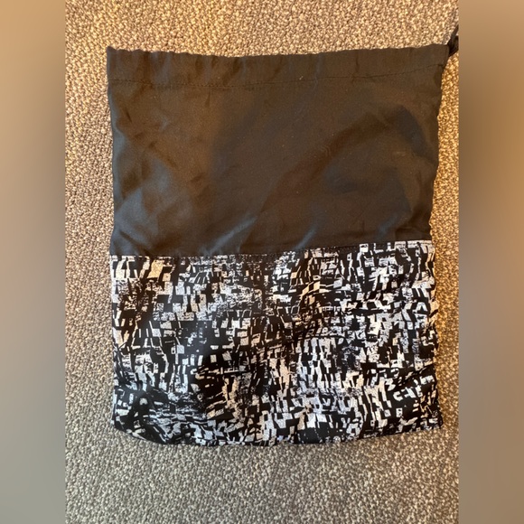 Lululemon OS Two Steps Ahead Drawstring Bag - Black + White Only - Picture 5 of 6